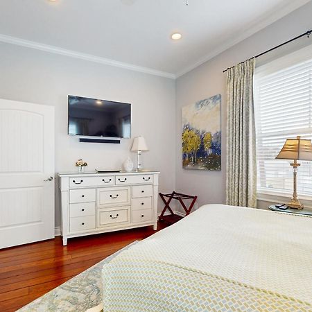 The Beachy & Charming Whale Galveston Ngoại thất bức ảnh